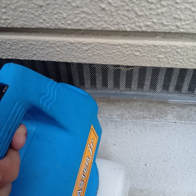 床下に除菌・消臭剤を散布