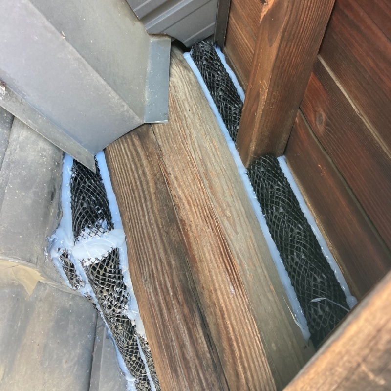 屋根のすき間を封鎖