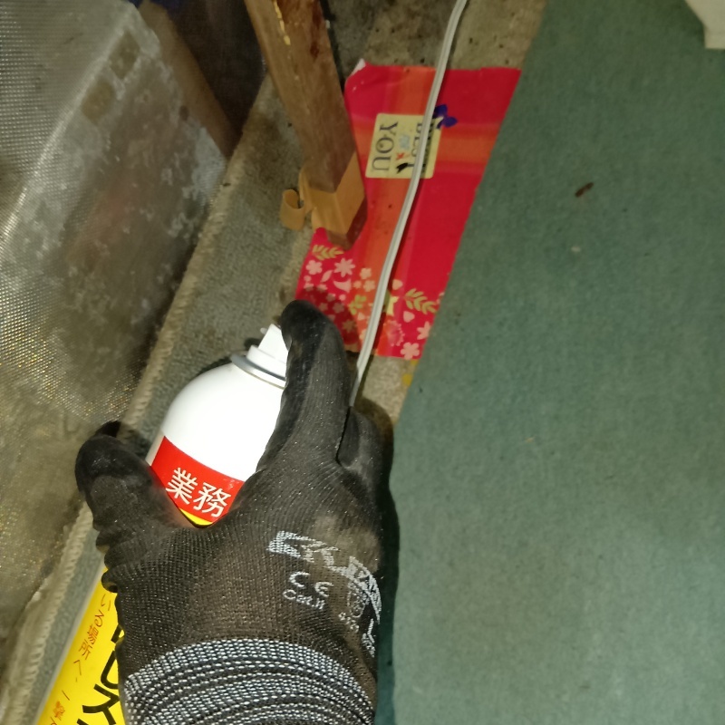 忌避スプレーを散布