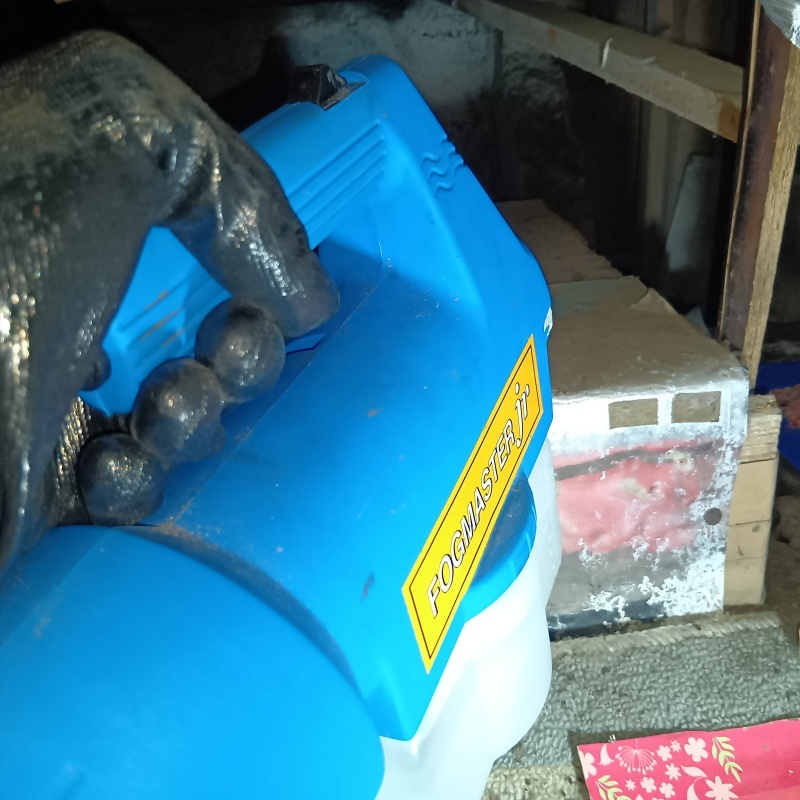 噴霧器で薬剤を散布