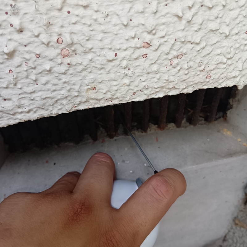 床下換気口のすき間から忌避スプレーを散布