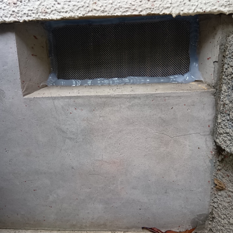 床下換気口のすき間を封鎖