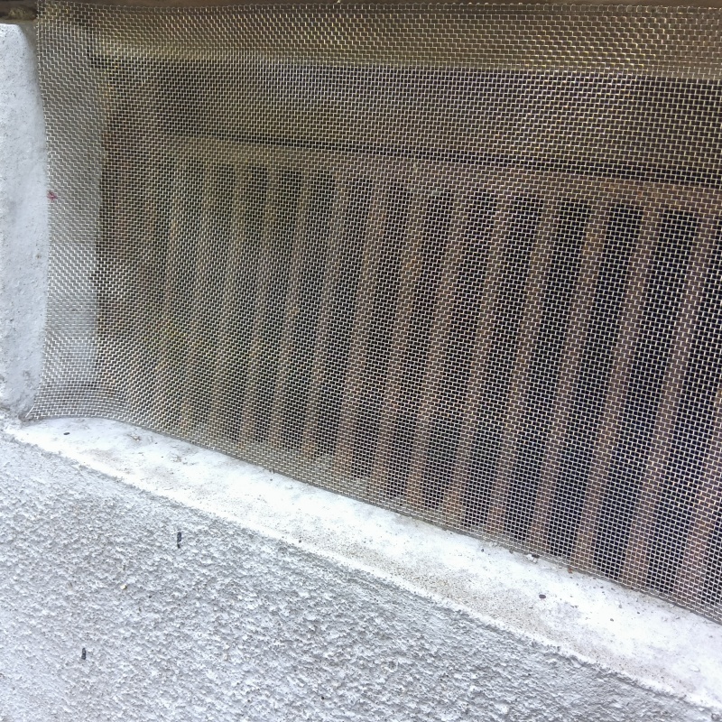 床下換気口のすき間を封鎖