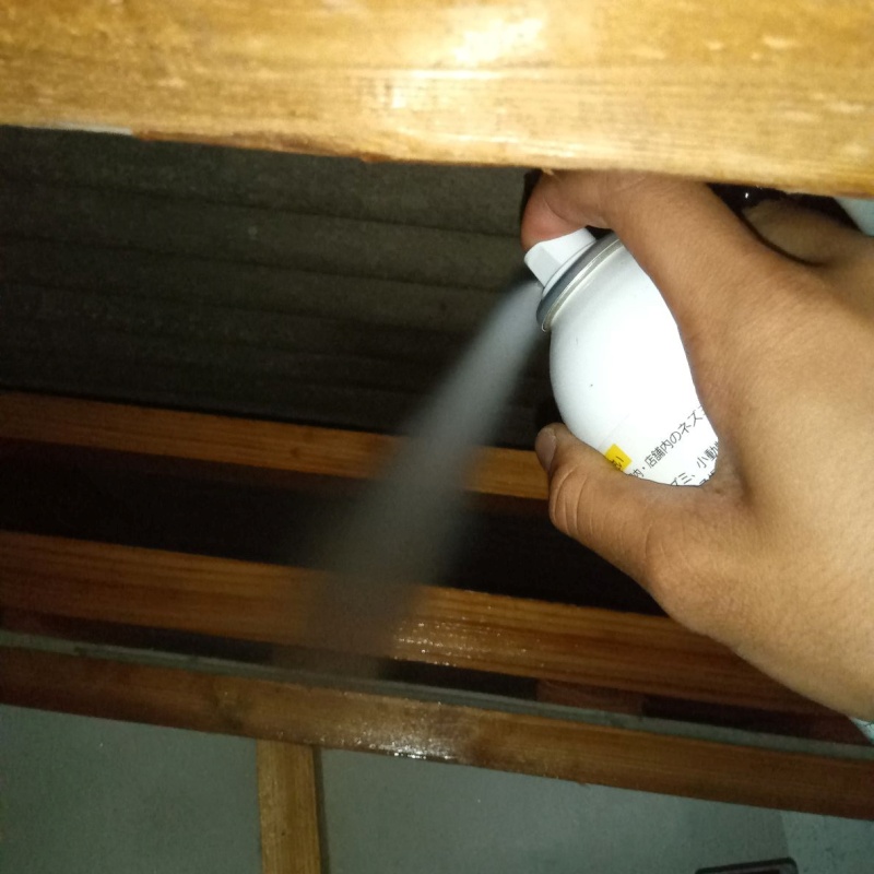 忌避スプレーを散布