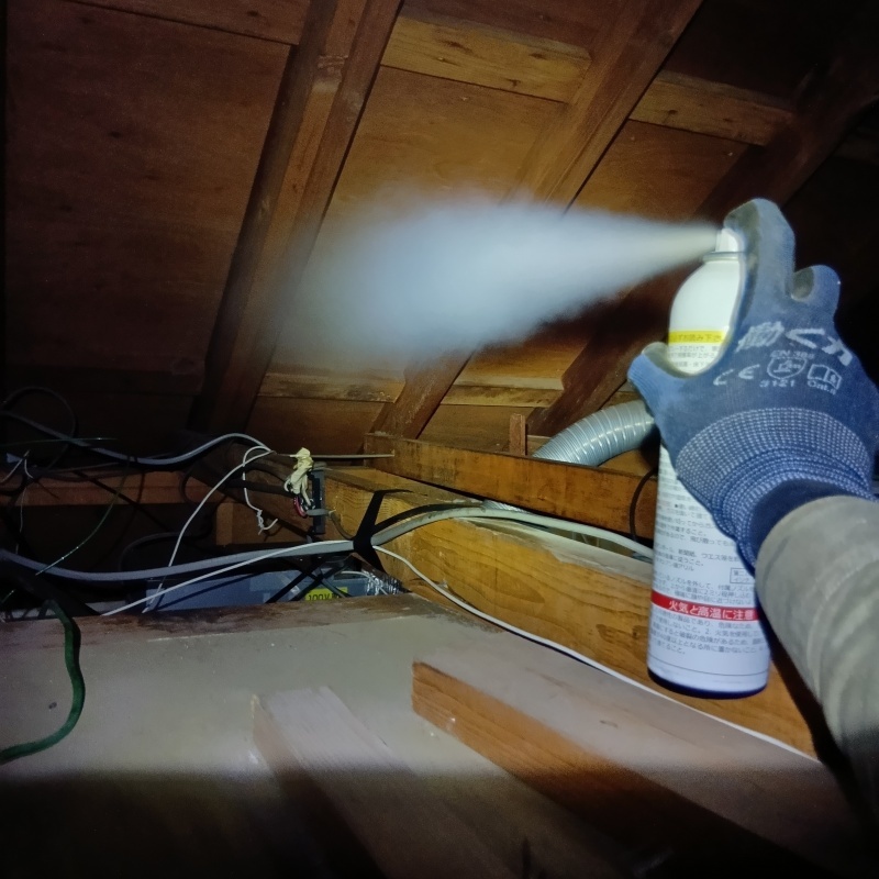 屋根裏に忌避スプレーを散布