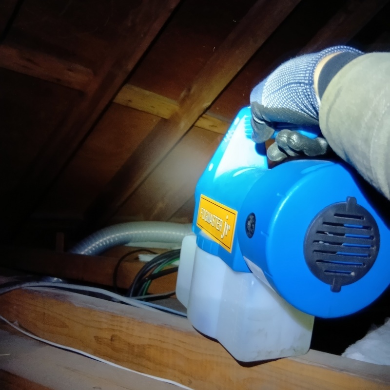 噴霧器で薬剤を散布