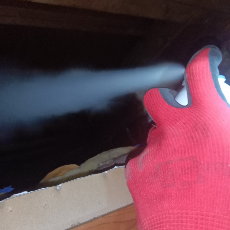 忌避スプレーを散布