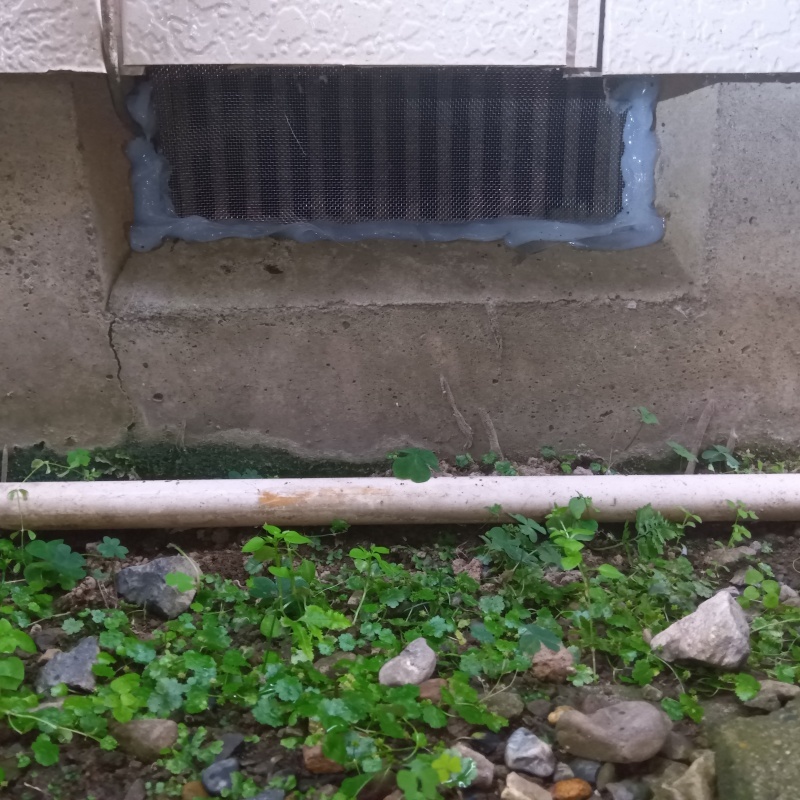 床下換気口に金網を設置