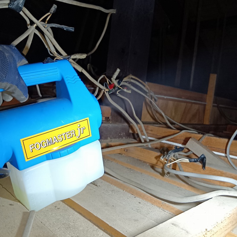 噴霧器で薬剤を散布