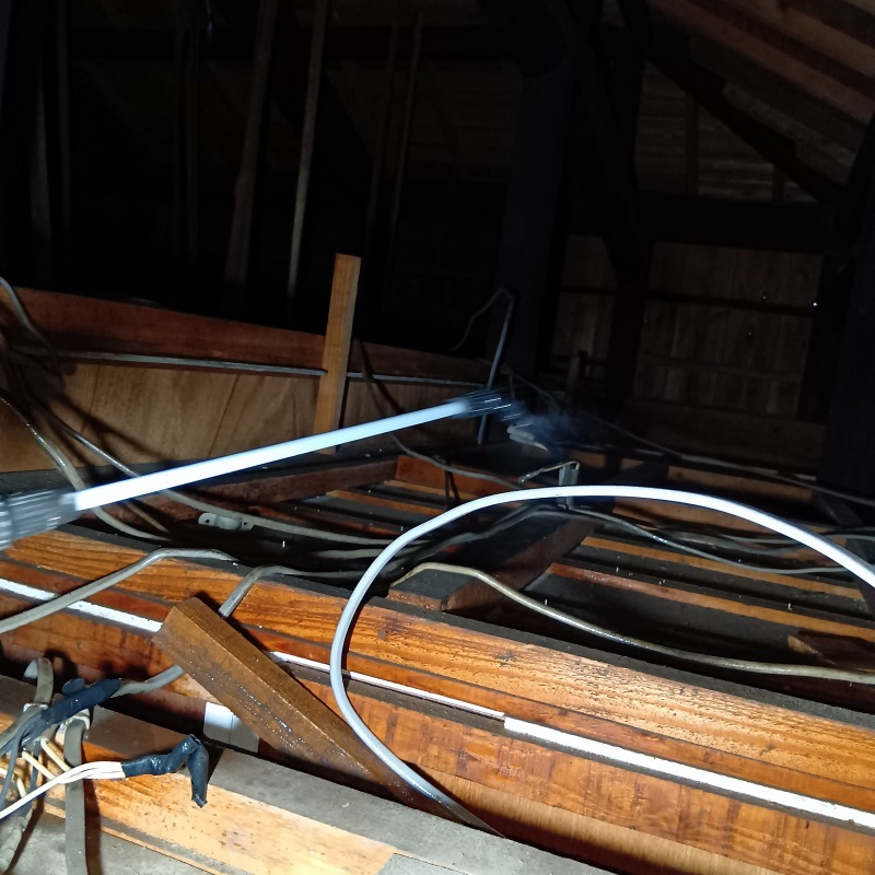 屋根裏に除菌剤を散布