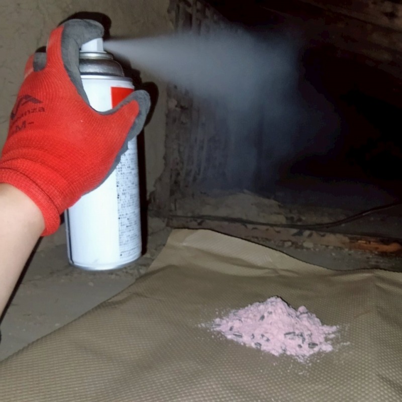 屋根裏に忌避スプレーを散布