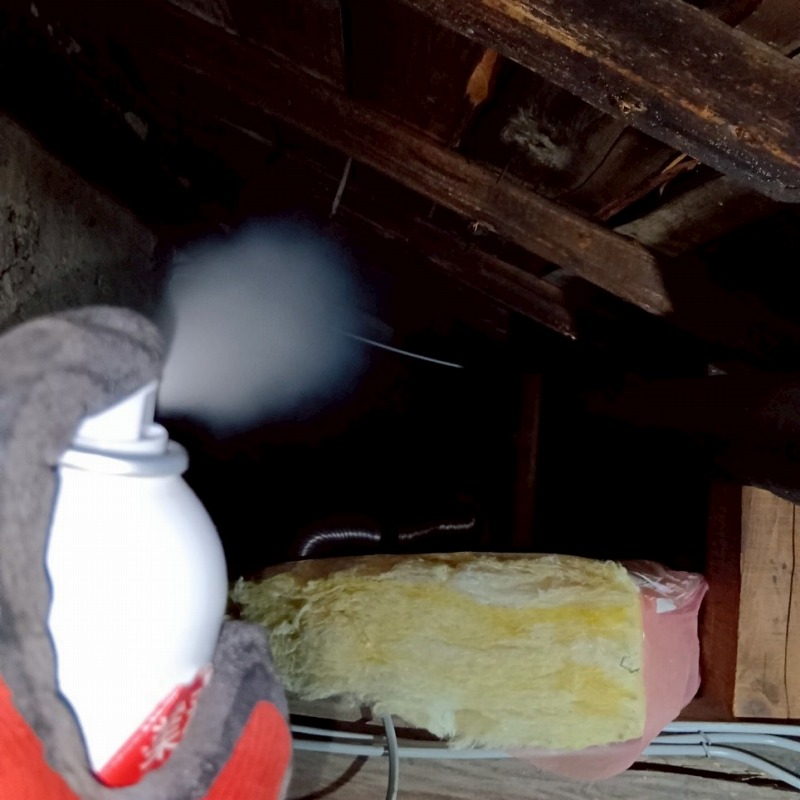 屋根裏に忌避スプレーを散布