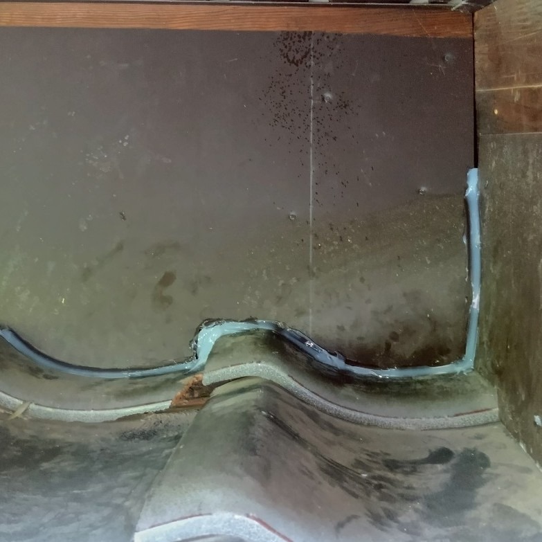 屋根のすき間を封鎖