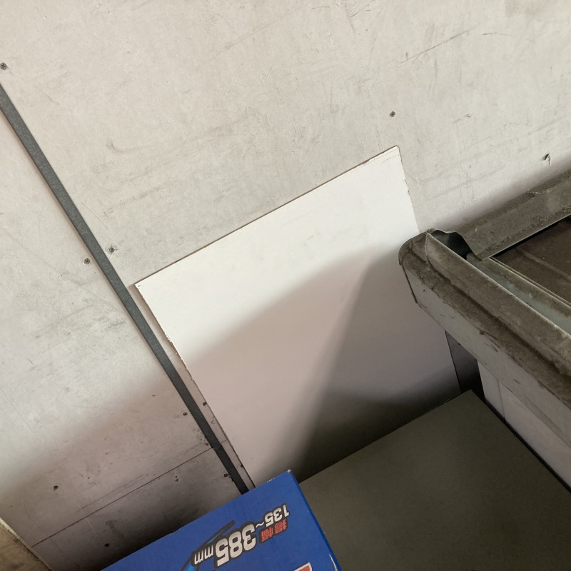 壁に開いた穴を板で封鎖