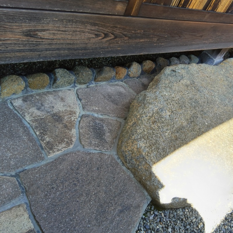 侵入口になっていた床下と地面の間のすき間