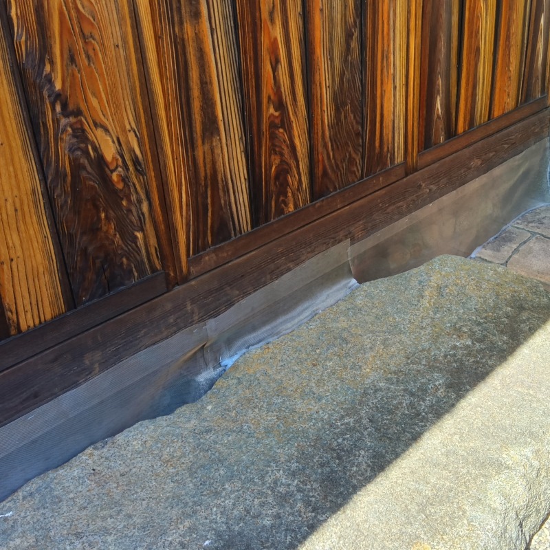 床下と地面の間のすき間を封鎖