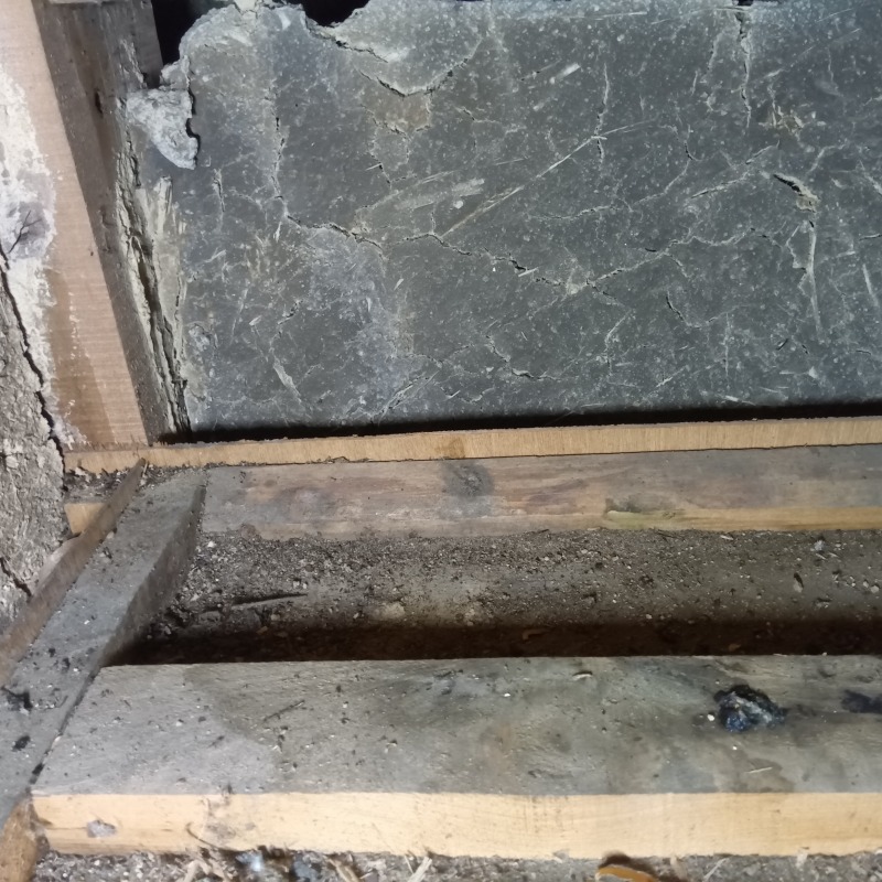 屋根裏に溜まったフンを清掃した様子