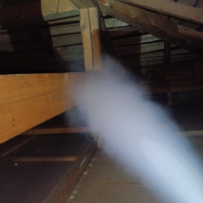 天井裏に忌避スプレーを散布