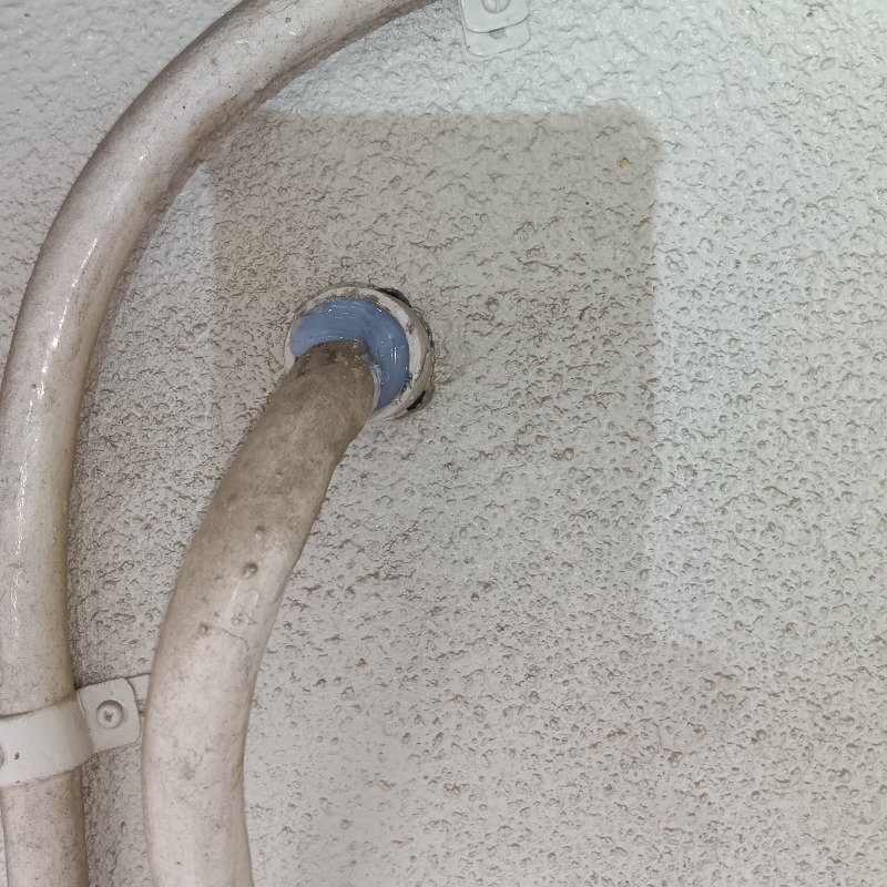 配管が通る穴のすき間を封鎖