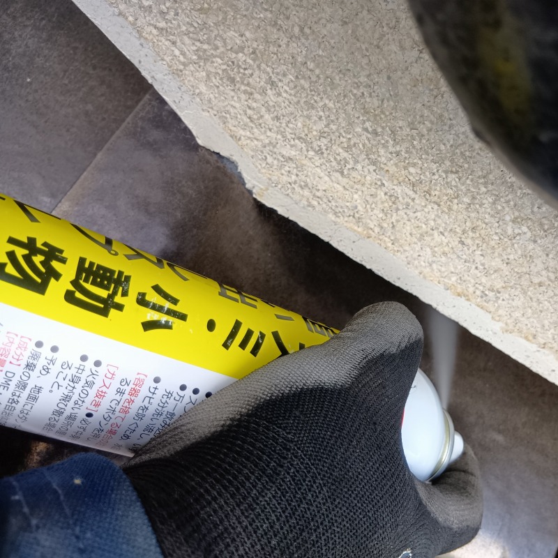 屋根瓦のすき間から忌避スプレーを散布