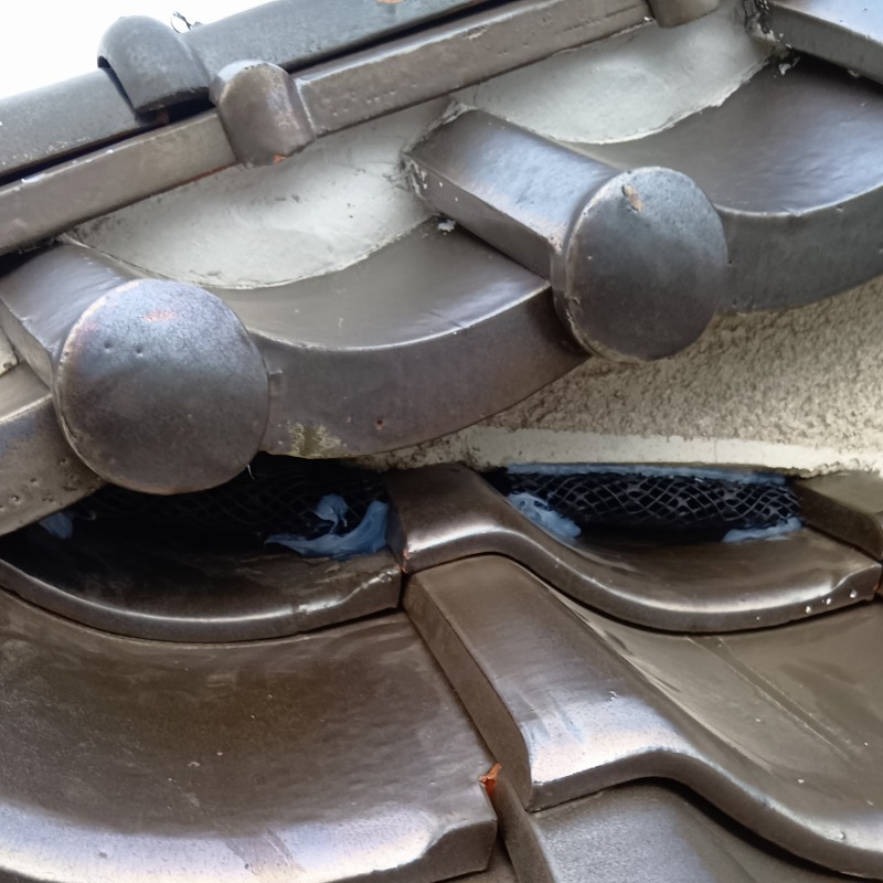 屋根瓦のすき間を封鎖