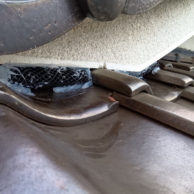 屋根瓦のすき間を封鎖