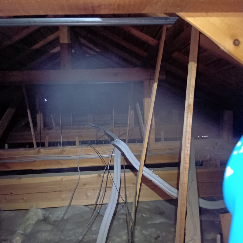 屋根裏に噴霧器で薬剤を散布