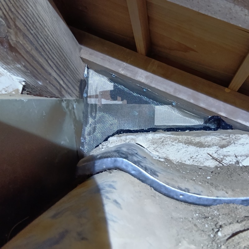 屋根のすき間を封鎖