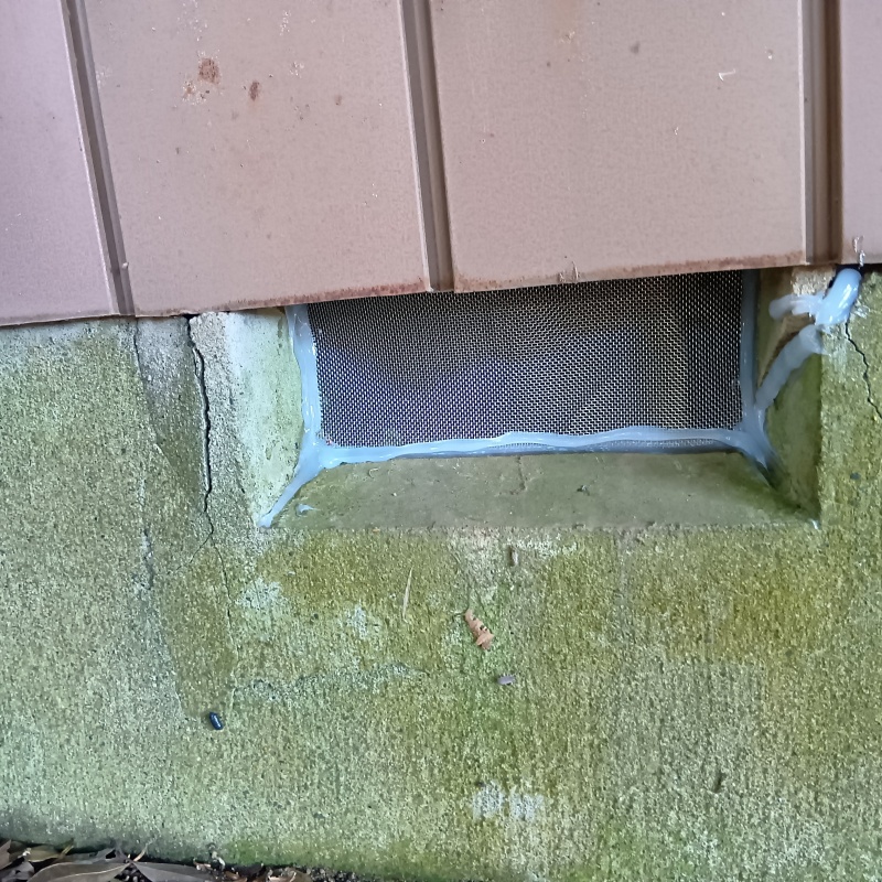 床下換気口のすき間を封鎖