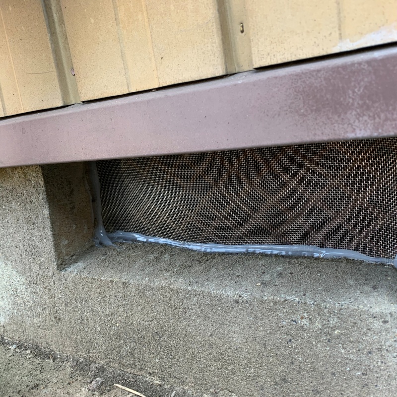 床下換気口のすき間を封鎖