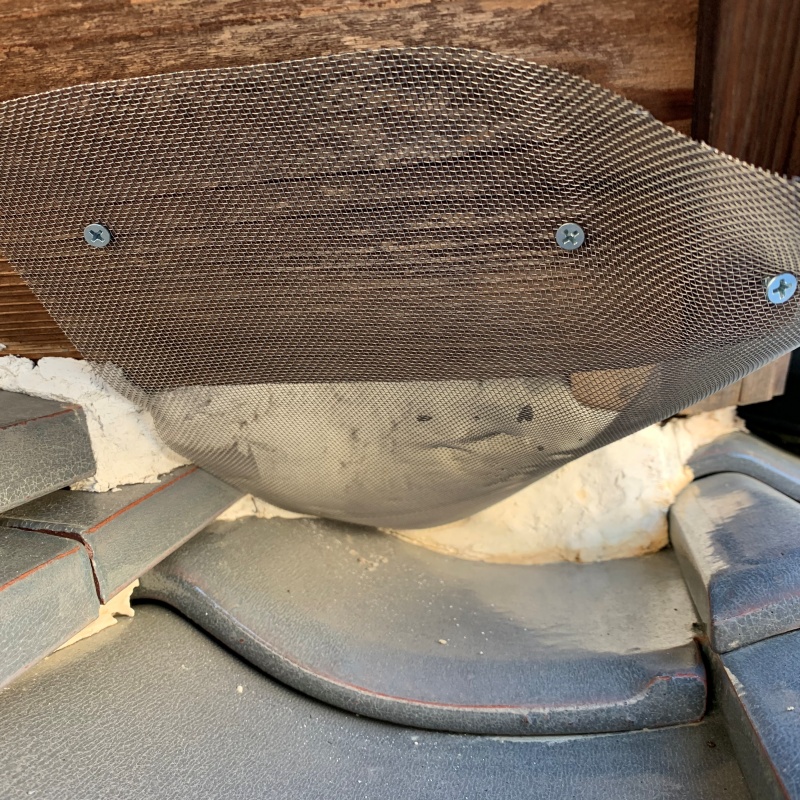 屋根付近の開口部をネットで封鎖