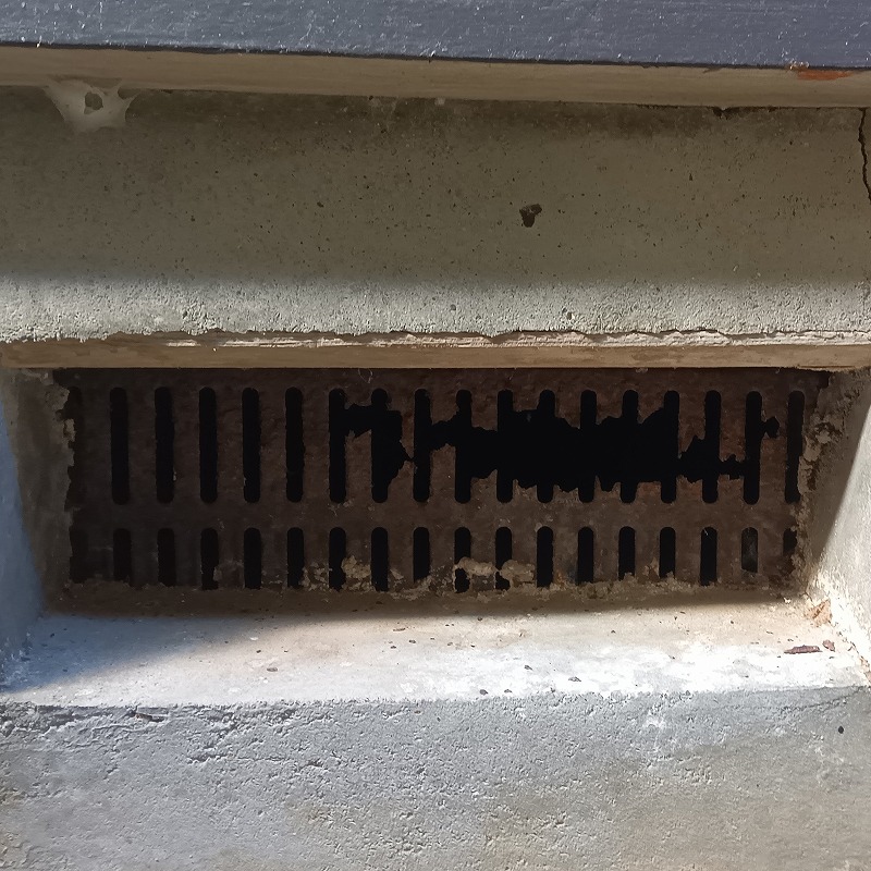 床下換気口が破損しすき間ができている