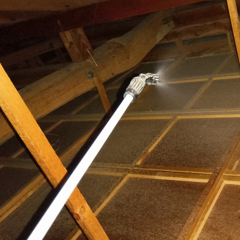 屋根裏に薬剤を散布