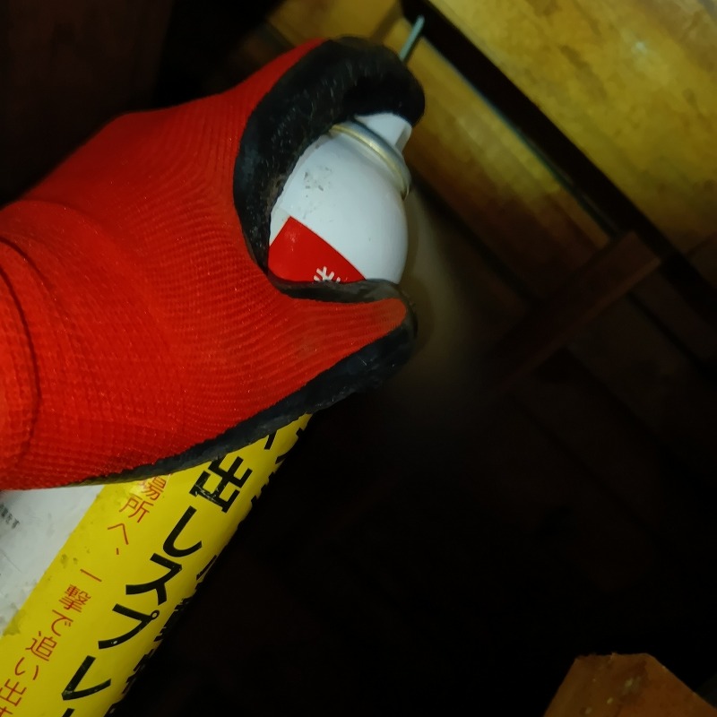 屋根裏に忌避スプレーを散布