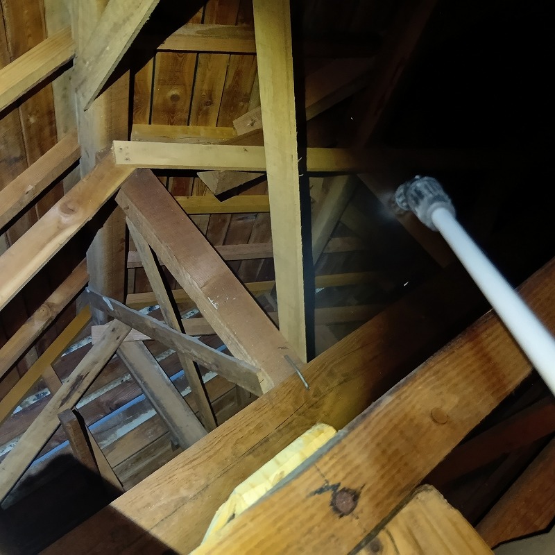 屋根裏に噴霧器で薬剤を散布