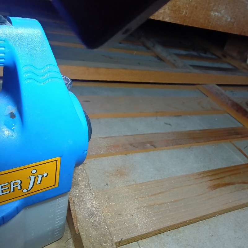 屋根裏に噴霧器で薬剤を散布