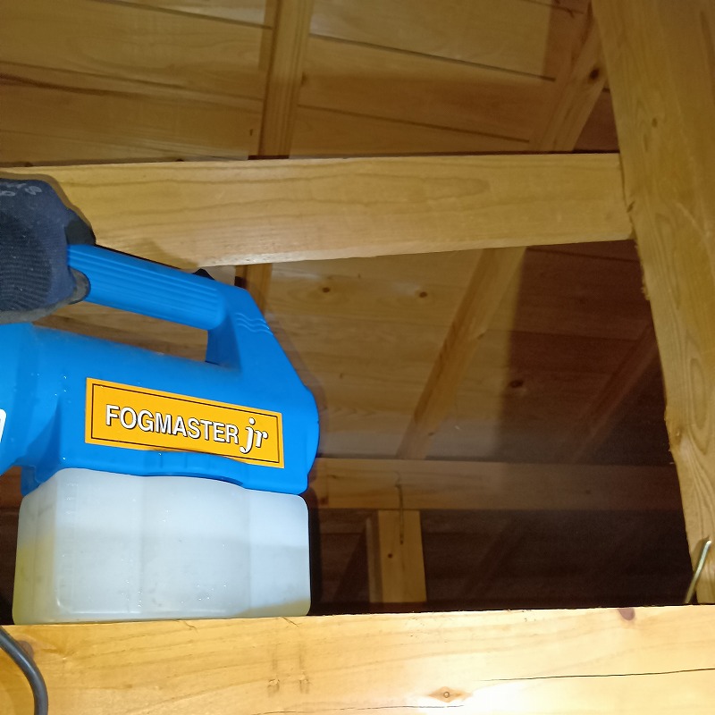 屋根裏に噴霧器で除菌・消臭剤を散布