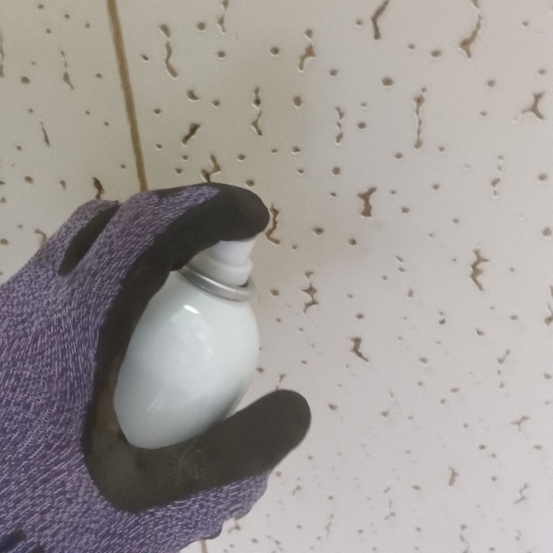 忌避剤を散布する様子