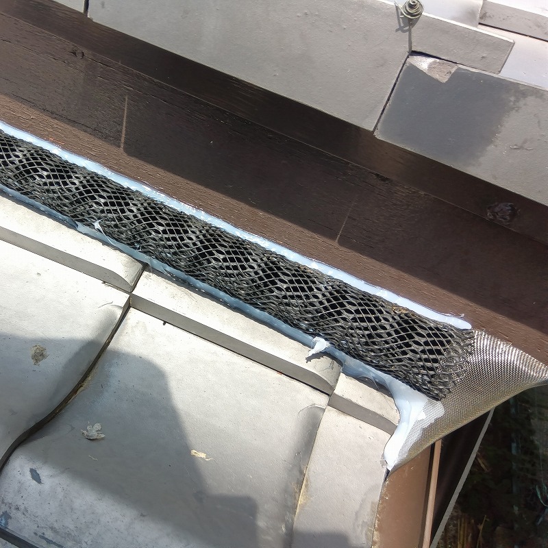 屋根のすき間を封鎖