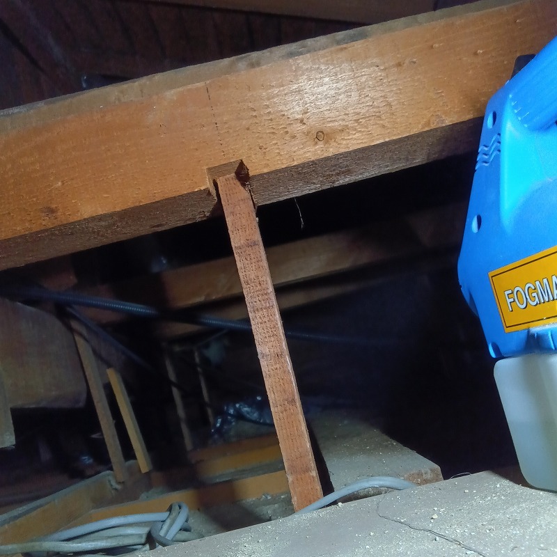 屋根裏に噴霧器で薬剤を散布