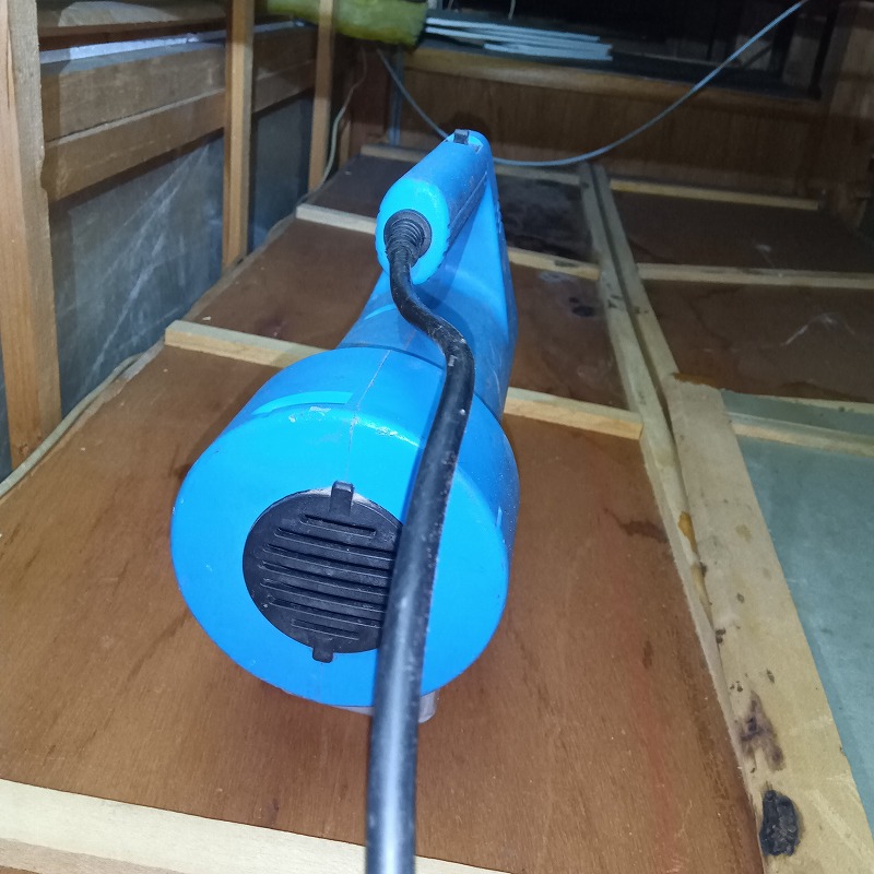 屋根裏に噴霧器で薬剤を散布