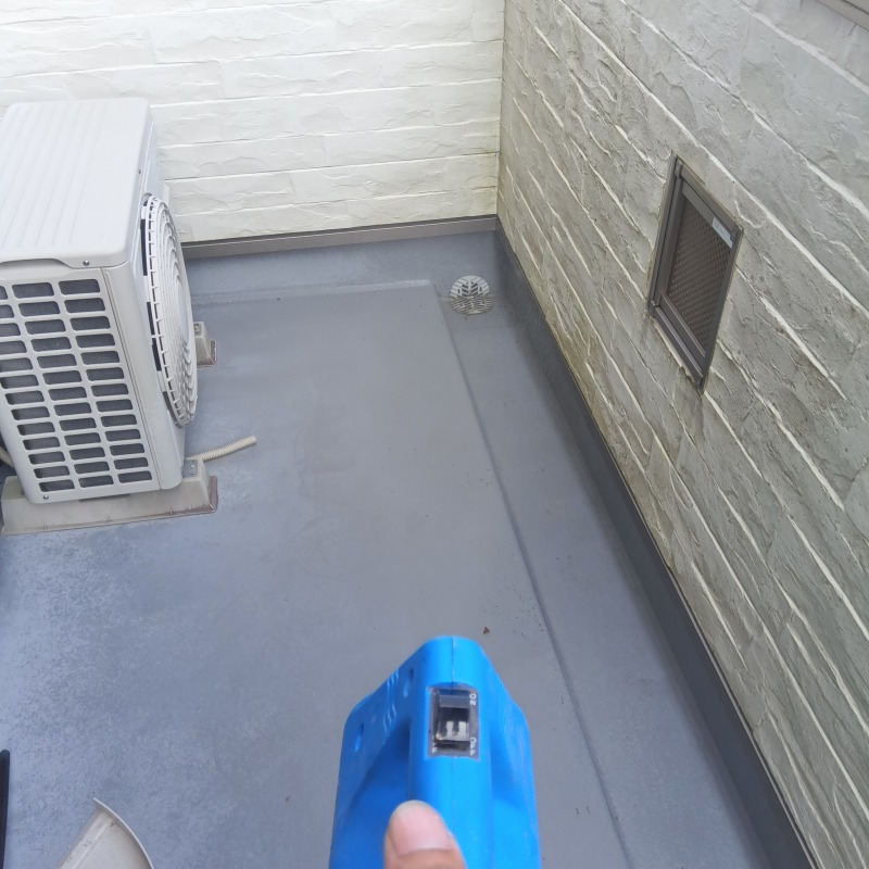 ベランダに噴霧器で薬剤を散布