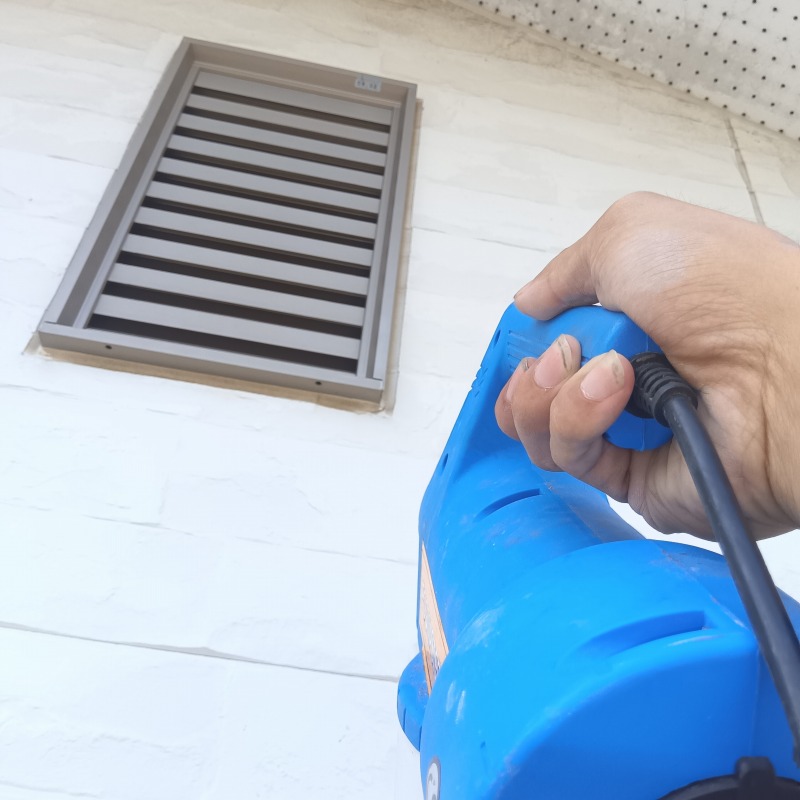 窓や外壁に噴霧器で薬剤を散布