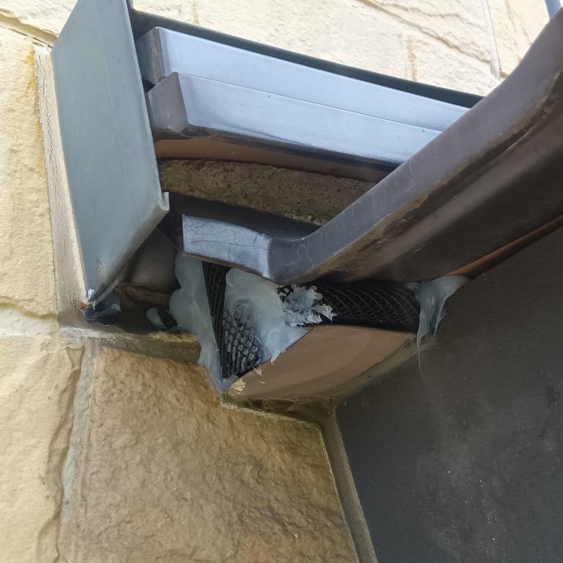 屋根と外壁の間のすき間を封鎖