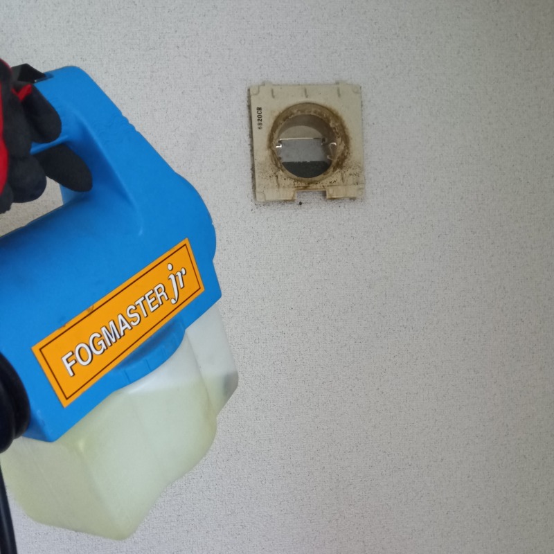 室内に噴霧器で薬剤を散布