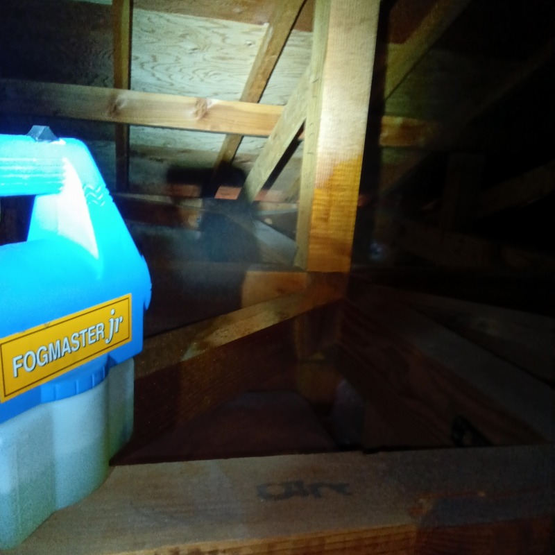 屋根裏に噴霧器で薬剤を散布