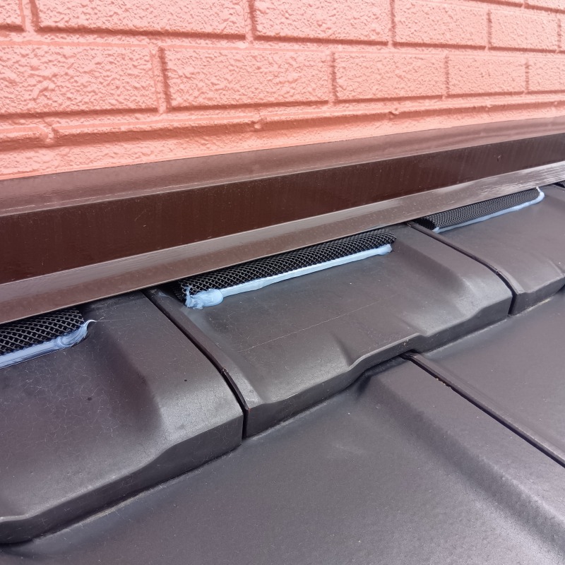 屋根のすき間を封鎖