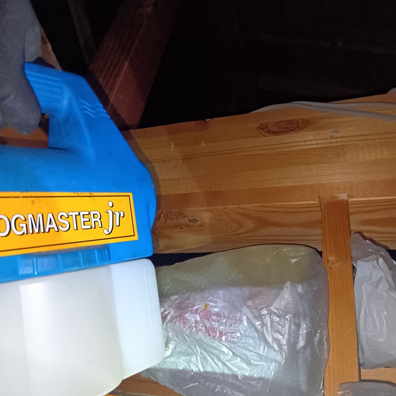 屋根裏に噴霧器で薬剤を散布