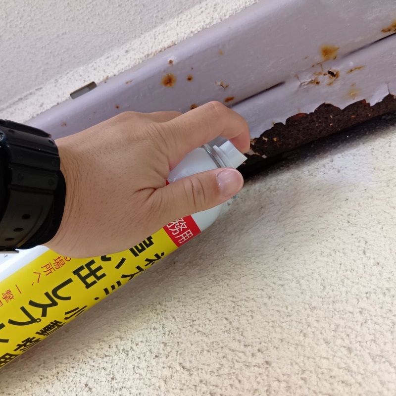 鉄骨と壁の間のすき間から忌避スプレーを散布
