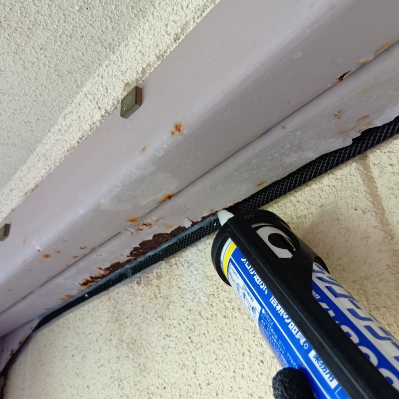 鉄骨と壁の間のすき間にシーリング材を注入